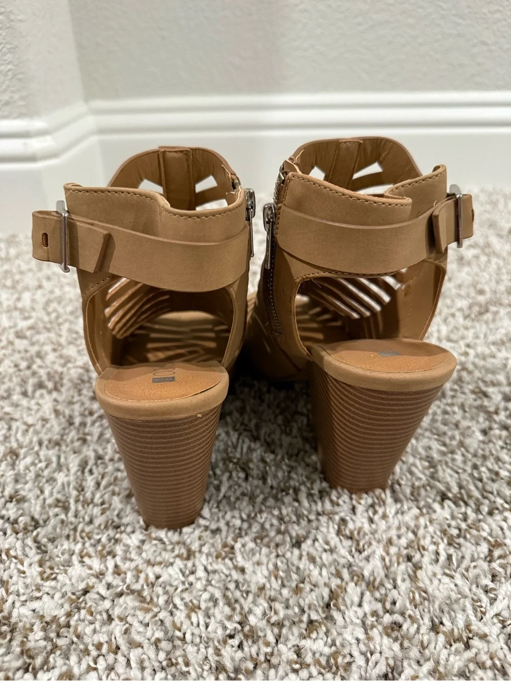 Women’s Cutout Peep-Toe Block Heel Sandals in Tan